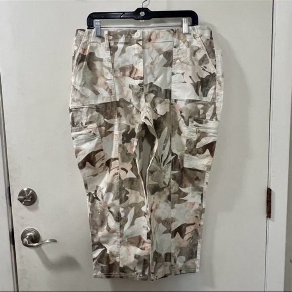 Chicos Womens Camo Cargo Pocket Mid Rise Capri Cropped Pants Stretch Sz 14 - Picture 1 of 7